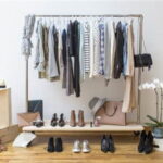 Los imprescindibles para un armario minimalista: ¿Qué no debe faltar en tu guardarropa?